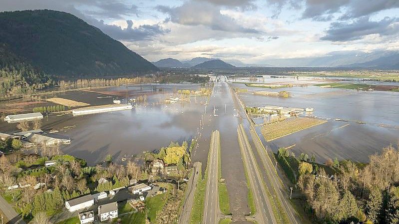 Hochwasser auf dem Highway 1. Nach starken Regenfällen und Erdrutschen sind im Westen Kanadas Hunderte Menschen per Helikopter aus ihren Autos gerettet und zahlreiche Ortschaften evakuiert worden. Foto: Jonathan Hayward/The Canadian Press/AP/dpa