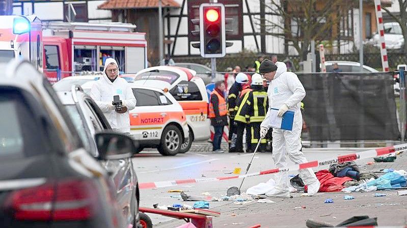 Einsatzkräfte sichern Spuren, nachdem in Volkmarsen ein Auto in den Rosenmontagszug gefahren war. Foto: Uwe Zucchi/dpa