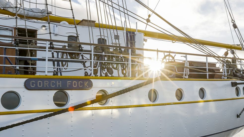 Am Freitagmorgen ging es wieder los: das Segelschulschiff „Gorch Fock“. Foto: Molter/dpa