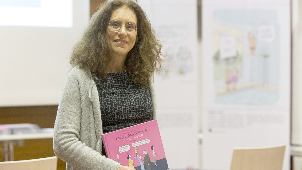 Myriam Halberstam hat die Anthologie „#Antisemitismus für Anfänger“ mit Cartoons über Judenhass herausgegeben. Passend dazu gab es eine Ausstellung im Ostfriesischen Landesmuseum. Foto: J. Doden