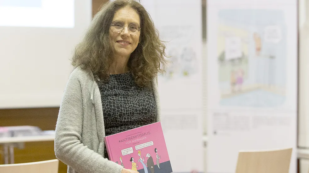 Myriam Halberstam hat die Anthologie „#Antisemitismus für Anfänger“ mit Cartoons über Judenhass herausgegeben. Passend dazu gab es eine Ausstellung im Ostfriesischen Landesmuseum. Foto: J. Doden