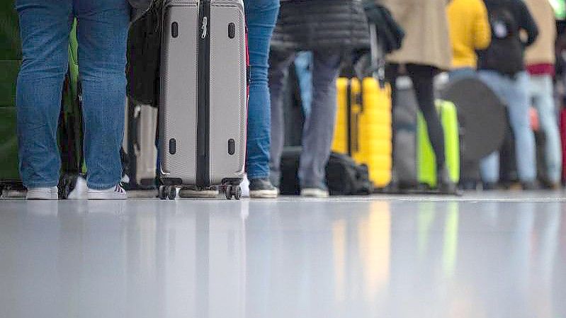 Passagiere auf dem Flughafen in Frankfurt. Foto: Sebastian Gollnow/dpa