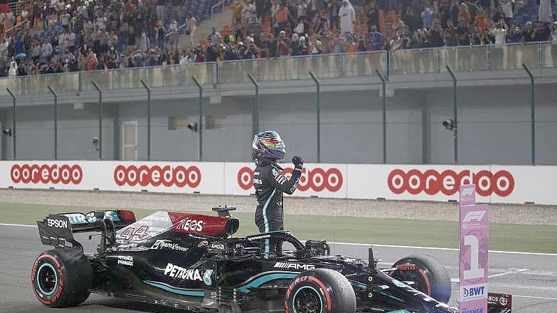 Favorit im Premierenrennen von Katar: Der Brite Lewis Hamilton von Mercedes. Foto: Hamad I Mohammed/REUTERS POOL via AP/dpa