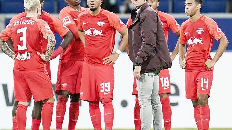 Nach der Niederlage bei der TSG 1899 Hoffenheim steht Leipzigs Trainer Jesse Marsch mit der Mannschaft auf dem Spielfeld. Foto: Uwe Anspach/dpa