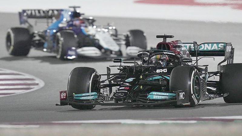 Mercedes-Pilot Lewis Hamilton hat mit seinem Sieg in Katar den WM-Kampf mit Max Verstappen wieder spannender gestaltet. Foto: Darko Bandic/AP/dpa