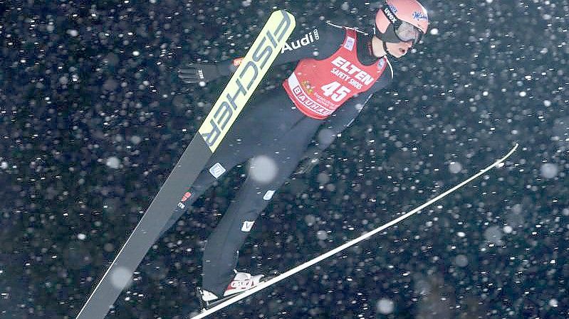 Geiger lässt dem Auftaktsieg am Sonntag Sprünge auf 126 und 122,5 Meter folgen und springt auf Rang zwei. Foto: Tumaschow/NordicFocus/dpa