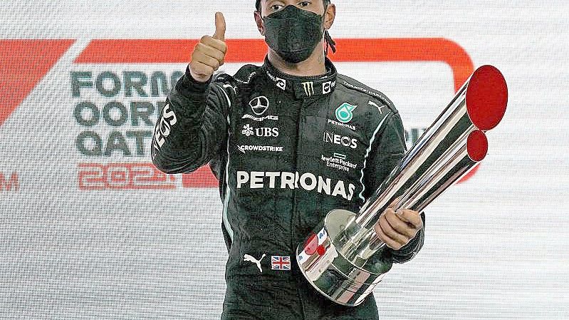 Durfte sich in Katar feiern lassen: WM-Titelverteidiger Lewis Hamilton. Foto: Hasan Bratic/dpa