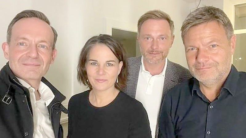 Das ikonische Selfie: Volker Wissing (l-r), Annalena Baerbock, Christian Lindner und Robert Habeck grüßen ihre Fans. Foto: Volker Wissing/FDP/instagram/dpa