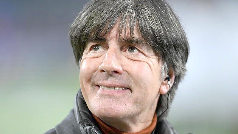 Joachim Löw spricht sich für das Impfen aus. Foto: Swen Pförtner/dpa