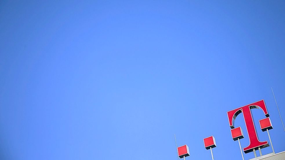 Ein «T» für Telekom steht auf der Unternehmenszentrale. Foto: Oliver Berg/dpa