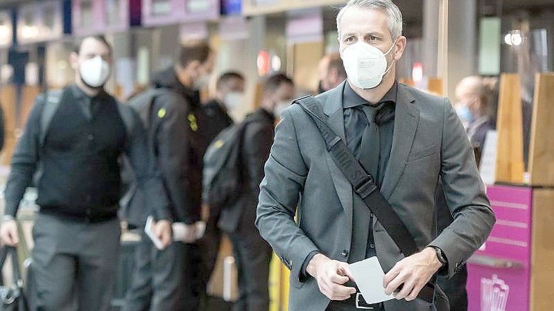 Dortmunds Trainer Marco Rose vor dem Abflug nach Lissabon. Foto: Bernd Thissen/dpa