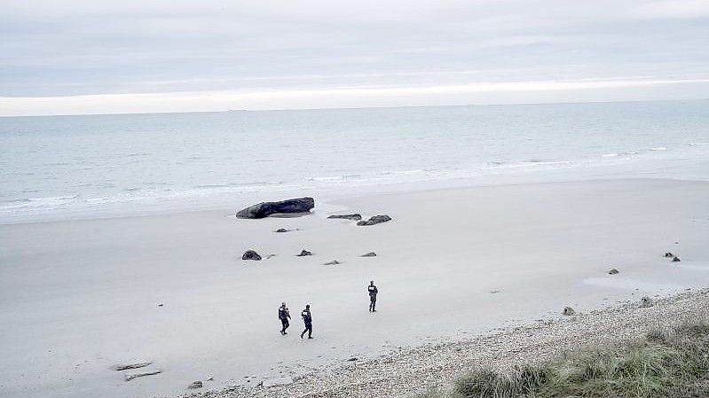 Französische Polizisten patrouillieren am Strand (Archiv). Foto: Louis Witter/AP/dpa