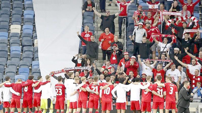 Die Unioner lassen sich von den mitgereisten Fans feiern. Foto: Ariel Schalit/AP/dpa