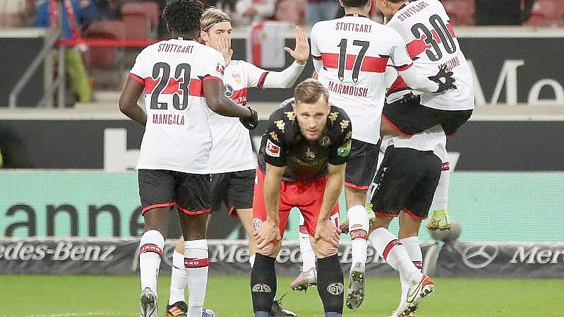 Während die Stuttgarter jubeln, ist der Mainzer Silvan Widmer bedient. Foto: Tom Weller/dpa