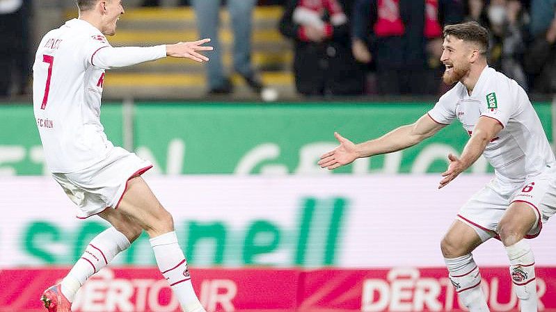 Torschütze Dejan Ljubicic (l) und Salih Özcan feiern gemeinsam das Führungstor des 1. FC Köln. Foto: Marius Becker/dpa