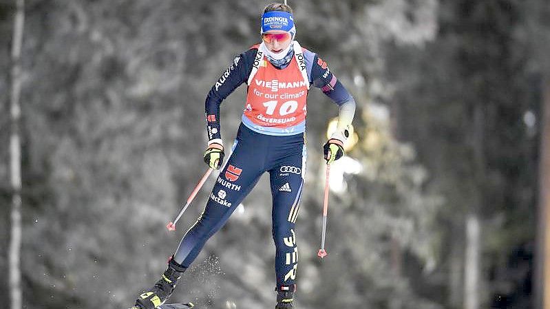 Biathletin Franziska Preuß wurde beim Sprint-Rennen in Östersund Siebte. Foto: Anders Wiklund/TT NEWS AGENCY/AP/dpa