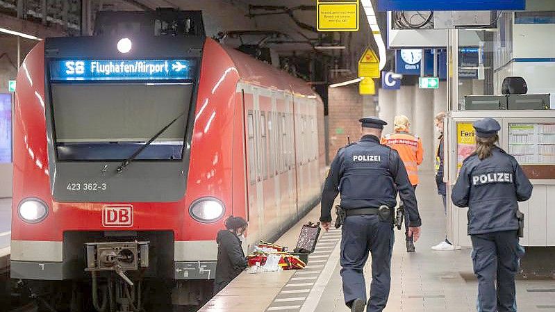 Polizisten und Spurensicherer an der Haltestelle Stachus im Einsatz. Foto: Peter Kneffel/dpa