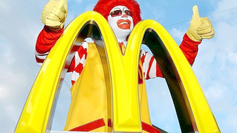 Das goldene M der Burgerkette McDonald's ist ein weltweit bekanntes Emblem für Fast Food. Vor 50 Jahren eröffnete die erste Filiale in Deutschland. Foto: Peter Kneffel/dpa