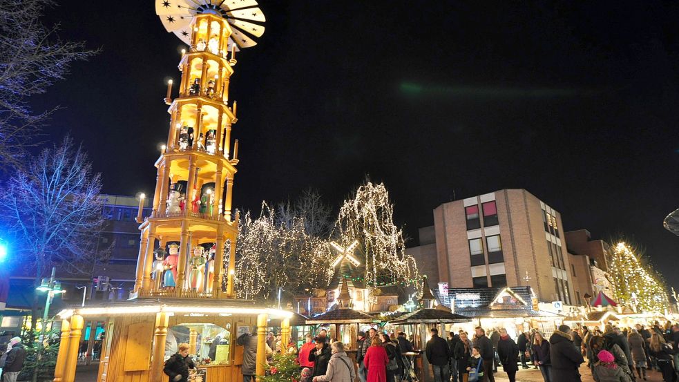 Die große Weihnachtspyramide war ein Wahrzeichen des Leeraner Weihnachtsmarkts. Sie soll im nächsten Jahr wieder vor Leffers stehen. Foto: Wolters/Archiv