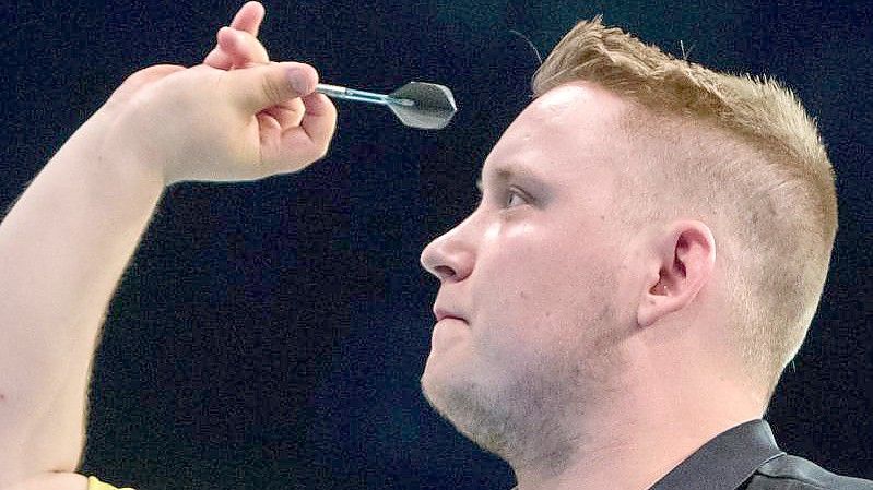 Martin Schindler trifft in der ersten Runde der Darts-WM auf Florian Hempel. Foto: Daniel Bockwoldt/dpa