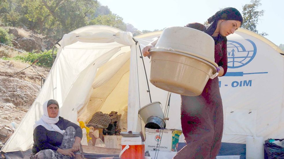 Ein IS-Kämpfer muss wegen eines Kriegsverbrechens an einem jesidischen Mädchen lebenslang in Haft. Im Bild jesidische Flüchtlinge in einem Zeltlager im Nordirak Foto: Pampliega/DPA