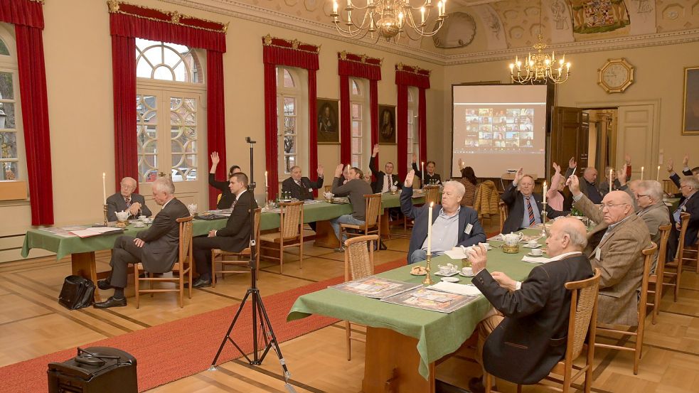 Nur ein teil der Mitglieder war im Ständesaal dabei, andere waren zugeschaltet. Foto: Graber/Ostfriesische Landschaft