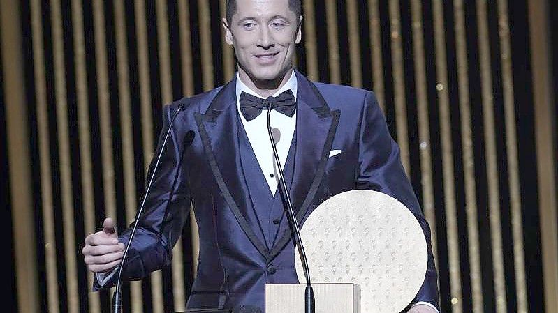 Musste sich bei der Ballon d'Or-Wahl mit Platz zwei begnügen: Bayern-Torjäger Robert Lewandowski. Foto: Christophe Ena/AP/dpa