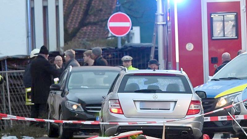 Blick auf das Auto (M), das in einen Rosenmontagsumzug in Volkmarsen gefahren ist. Foto: Uwe Zucchi/dpa