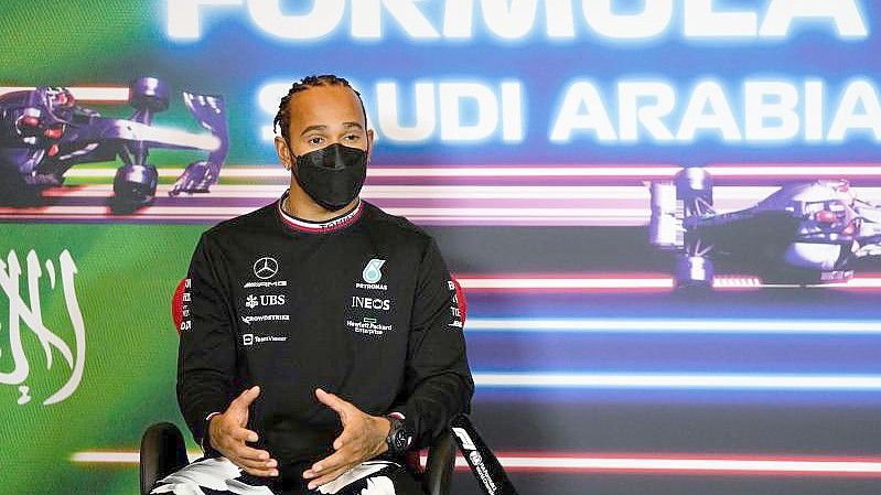 Sieht die Formel-1-Premiere in Saudi-Arabien mit gemischten Gefühlen entgegen: Lewis Hamilton. Foto: Hassan Ammar/AP/dpa