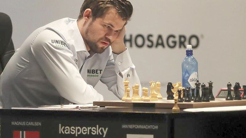 Konnte die sechste Partie für sich entscheiden: Magnus Carlsen spielt weiß. Foto: Kamran Jebreili/AP/dpa