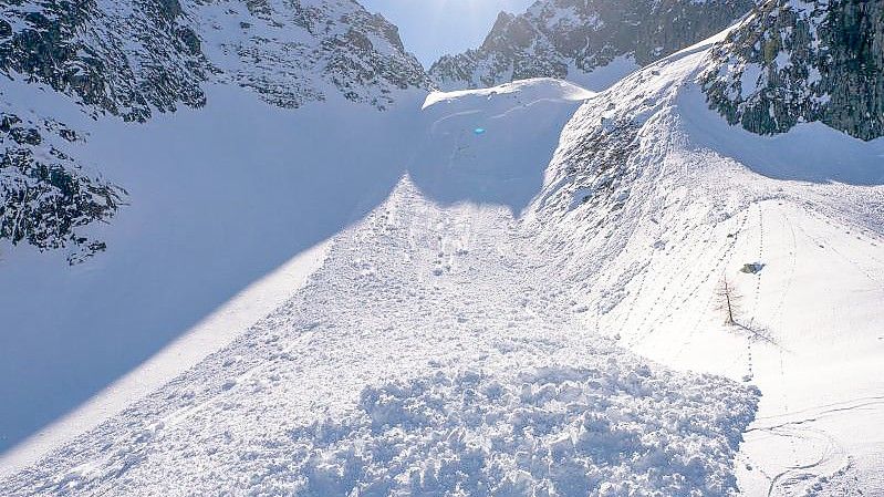 Bei einem Lawinenunglück in Österreich sind drei Menschen gestorben. Foto: Maxime Schmid/KEYSTONE/dpa/Symbolbild