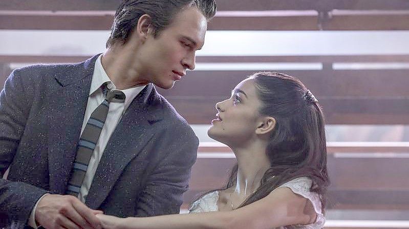 Ansel Elgort (l) als Tony and Rachel Zegler (Maria) in einer Szene des Films „West Side Story“. Foto: Niko Tavernise/Walt Disney Studios/dpa