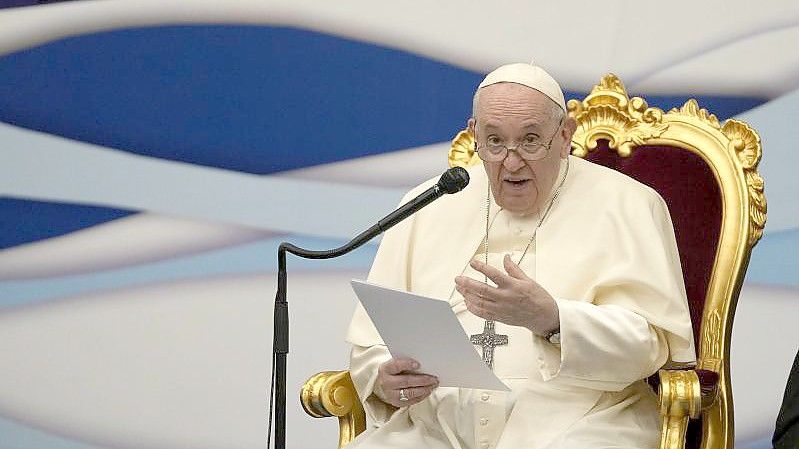 Papst Franziskus spricht zu Jugendlichen während seines Besuchs der St. Dionysius-Schule der Ursulinenschwestern. Foto: Thanassis Stavrakis/AP/dpa