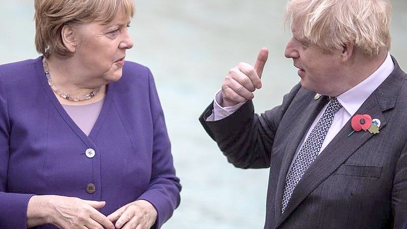 Boris Johnson (r) hat Angela Merkel in einem Gastbeitrag für „Bild“ gewürdigt. Foto: Oliver Weiken/dpa