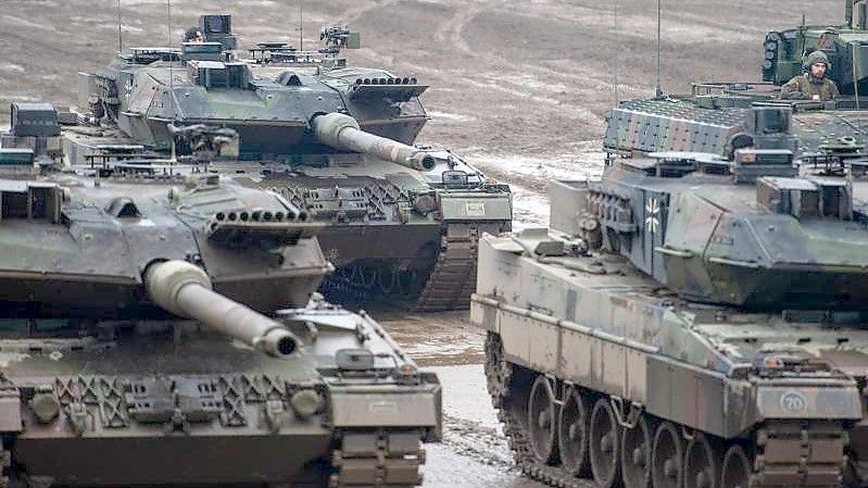 Drei Kampfpanzer der Bundeswehr vom Typ Leopard 2A6 und ein Schützenpanzer vom Typ Puma. Foto: Philipp Schulze/dpa