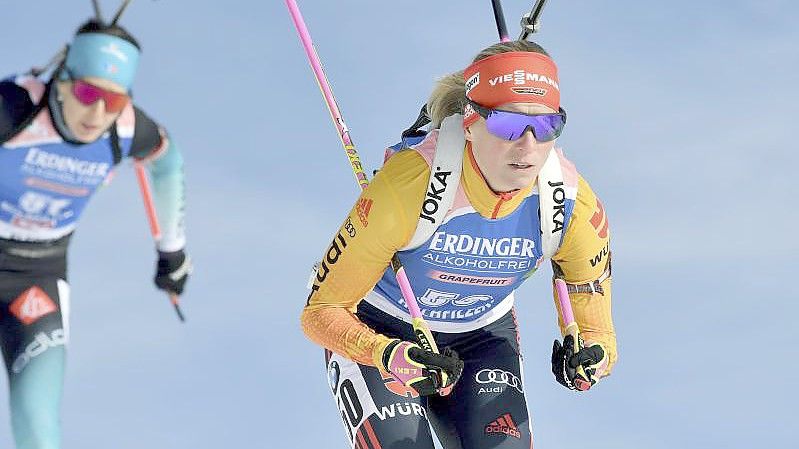 Biathletin Franziska Hildebrand (r) war zuletzt im zweitklassigen IBU-Cup angetreten. Foto: Kerstin Joensson/AP/dpa