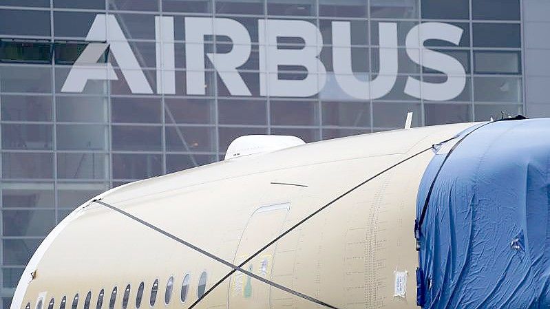 Ein Segment eines A350-Flugzeugrumpfes vor einer Fertigungshalle auf dem Airbus-Werksgelände in Hamburg. Foto: Marcus Brandt/dpa