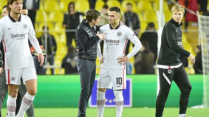 Frankfurts Trainer Oliver Glasner und Filip Kostic unterhalten sich nach dem Spiel. Foto: Mustafa Alkac/dpa