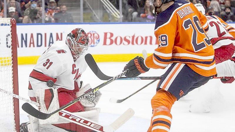 Die Oilers um Leon Draisaitl (Nr. 29) verloren auch gegen die Hurricanes. Foto: Jason Franson/The Canadian Press via AP/dpa