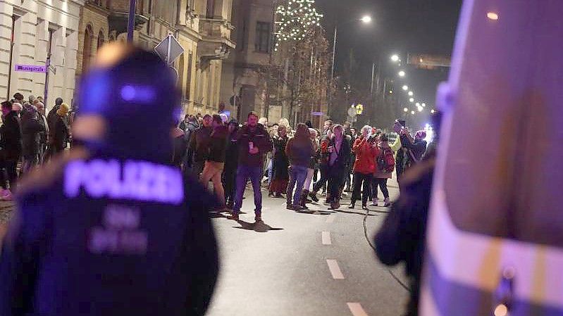 Ein sogenannter „Spaziergang“ gegen die Corona-Maßnahmen im thürischen Greiz. An der nicht genehmigten Demonstration in der Nacht zum Sonntag beteiligten sich mehrere hundert Menschen. Foto: Bodo Schackow/dpa