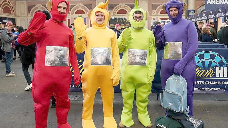 Als Teletubbies verkleidete Darts-Fans stehen vor dem Alexandra Palace. Foto: Tess Derry/PA Wire/dpa