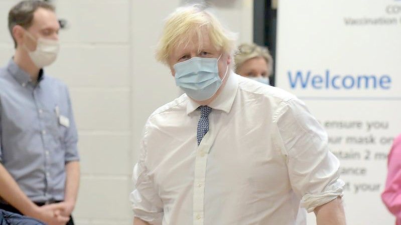 Premierminister Boris Johnson beim Besuch des Stow Health Vaccination Centre in London. Foto: Jeremy Selwyn/Evening Standard/PA Wire/dpa