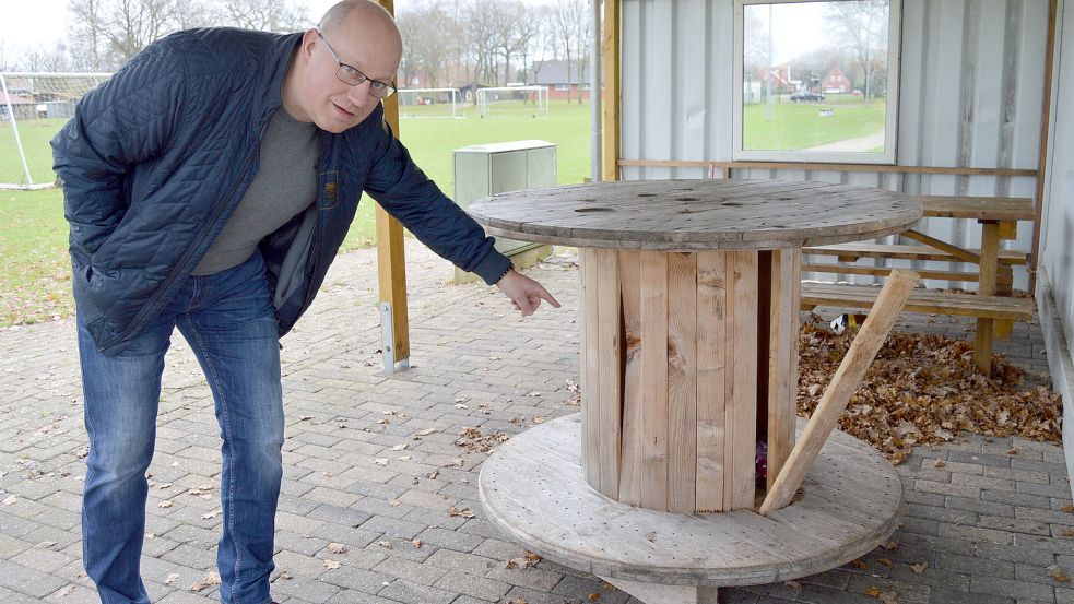 Der 3. Vorsitzende Frank Beekmann zeigt auf einen Stehtisch, aus dem Holzstreben herausgerissen wurden. Foto: Weers