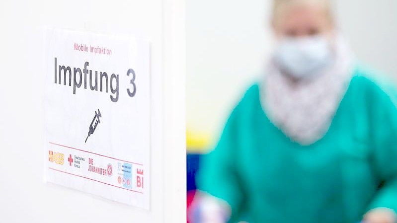 Ein Schild "Impfung 3" an einer Impfstation in Bielefeld. Foto: Friso Gentsch/dpa