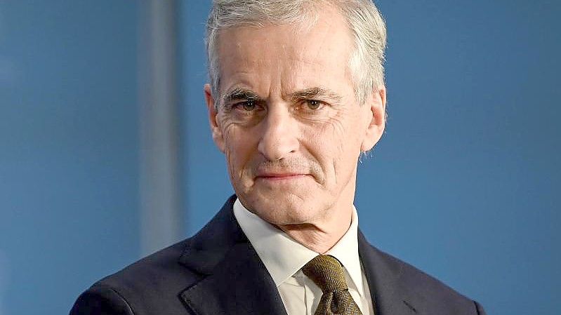 „Jetzt ist es ernst“, sagt Norwegens Ministerpräsident Jonas Gahr Støre. Foto: Britta Pedersen/dpa-Zentralbild/dpa