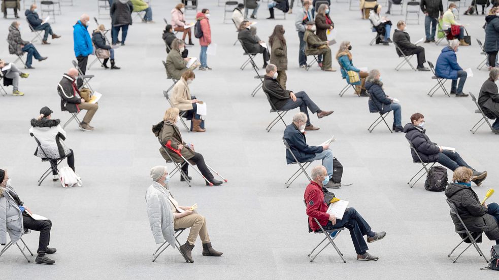 Warten aufs Boostern: Eine Ausnahmeregel von der 2G+-Regel soll dafür einen weiteren Anreiz bieten. Foto: Gollnow/dpa