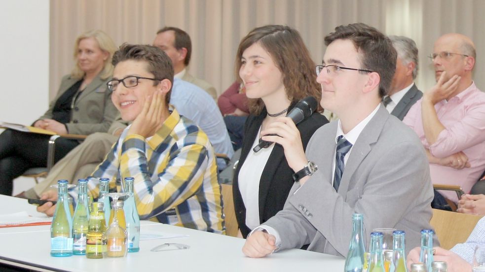 Mit ihrem Vortrag vor dem Ausschuss für Energie, Klima, Umwelt und Verkehr haben Mischa Lauterbach (von links), Luzie Richter und Johann Bartz einen beratenden Sitz in EKUV für Fridays for Future geholt. Foto: Mielcarek/Archiv