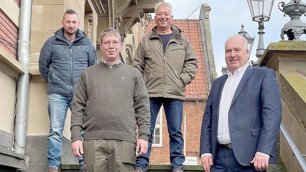 Die neuen Herolde Michael Alsdorf (von links), Hinrich Behrens und Reemt Reemtsema stellten sich mit Bürgermeister Claus-Peter Horst zum Gruppenfoto auf. Foto: Stadt Leer.