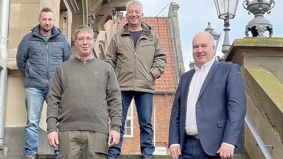 Bürgermeister Claus-Peter Horst (rechts) stellte die neuen Herolde Michael Alsdorf (von links), Hinrich Behrens und Reemt Reemtsema vor. Foto: Stadt Leer.