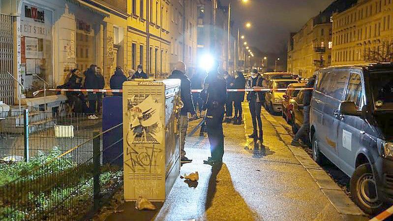 Die Polizei hat den Platz vor dem Büro abgesperrt. Foto: TNN/dpa